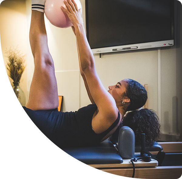 adhérente fait du pilates avec ballon