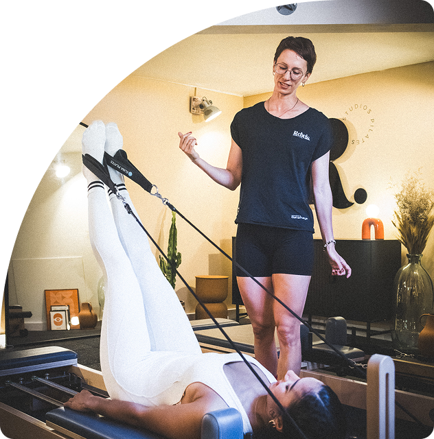 Coach Aurore en séance dans notre Studio de pilates à Balma