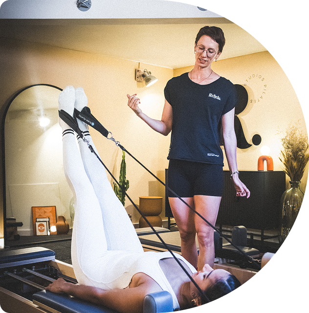 Coach Aurore en séance dans notre Studio de pilates à Balma