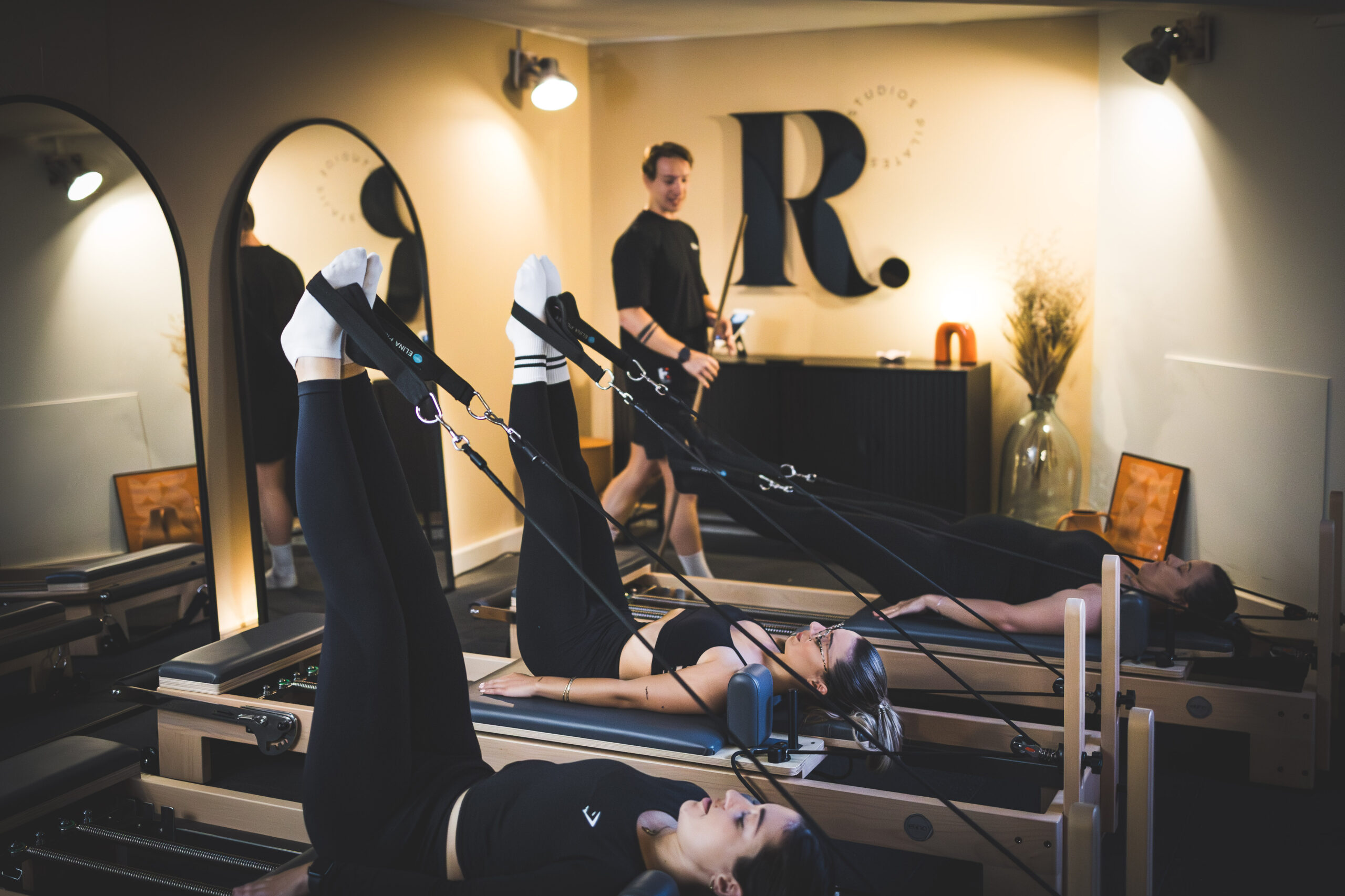 Paul supervise un cours de Pilates Reformer