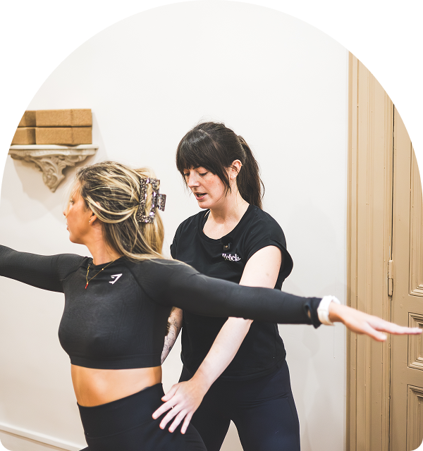 Mathilde replace une adhérente