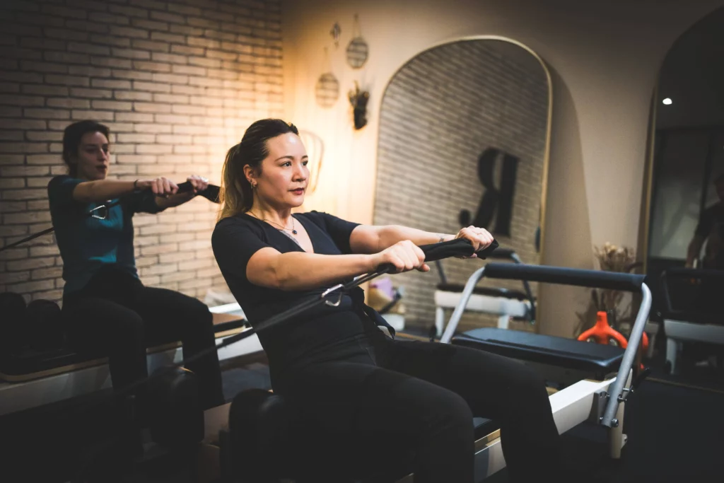un cours de pilates reformer adapté
